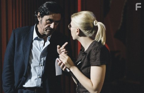 Scarlett Johansson and Ian McShane in Сенсация (2006)
