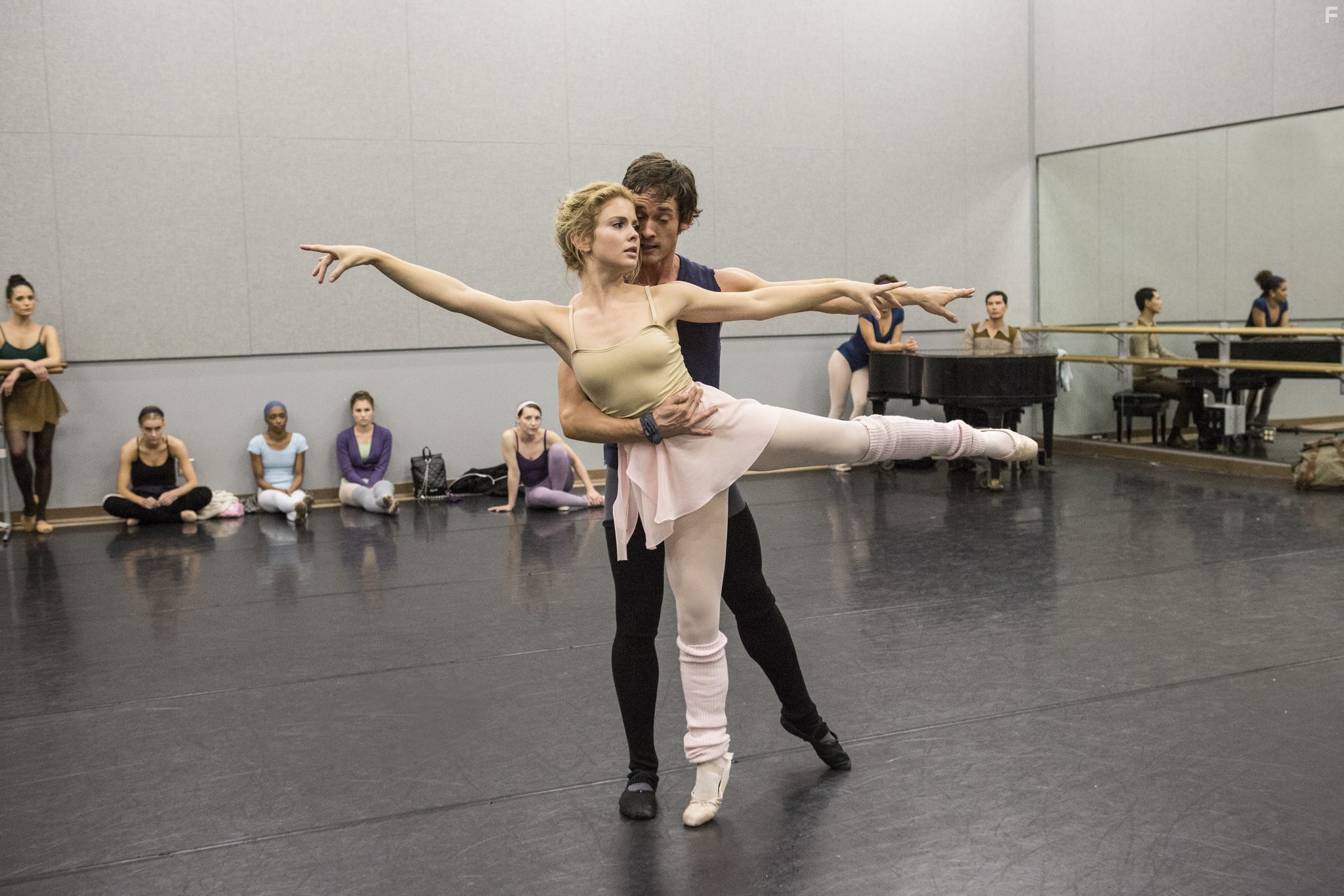 Rose McIver and Will Kemp in Лепестки на ветру (2014)