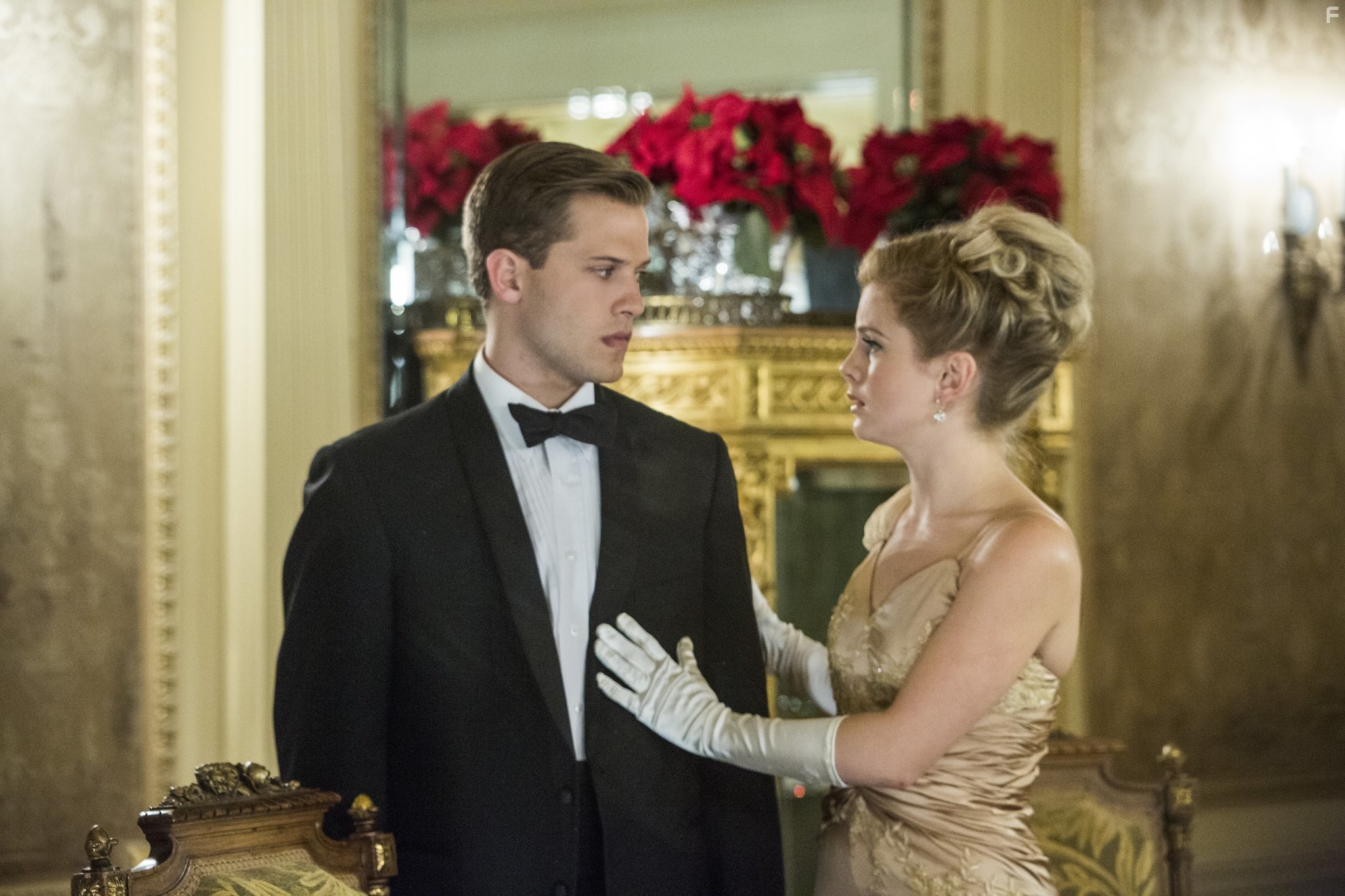 Rose McIver and Wyatt Nash in Лепестки на ветру (2014)