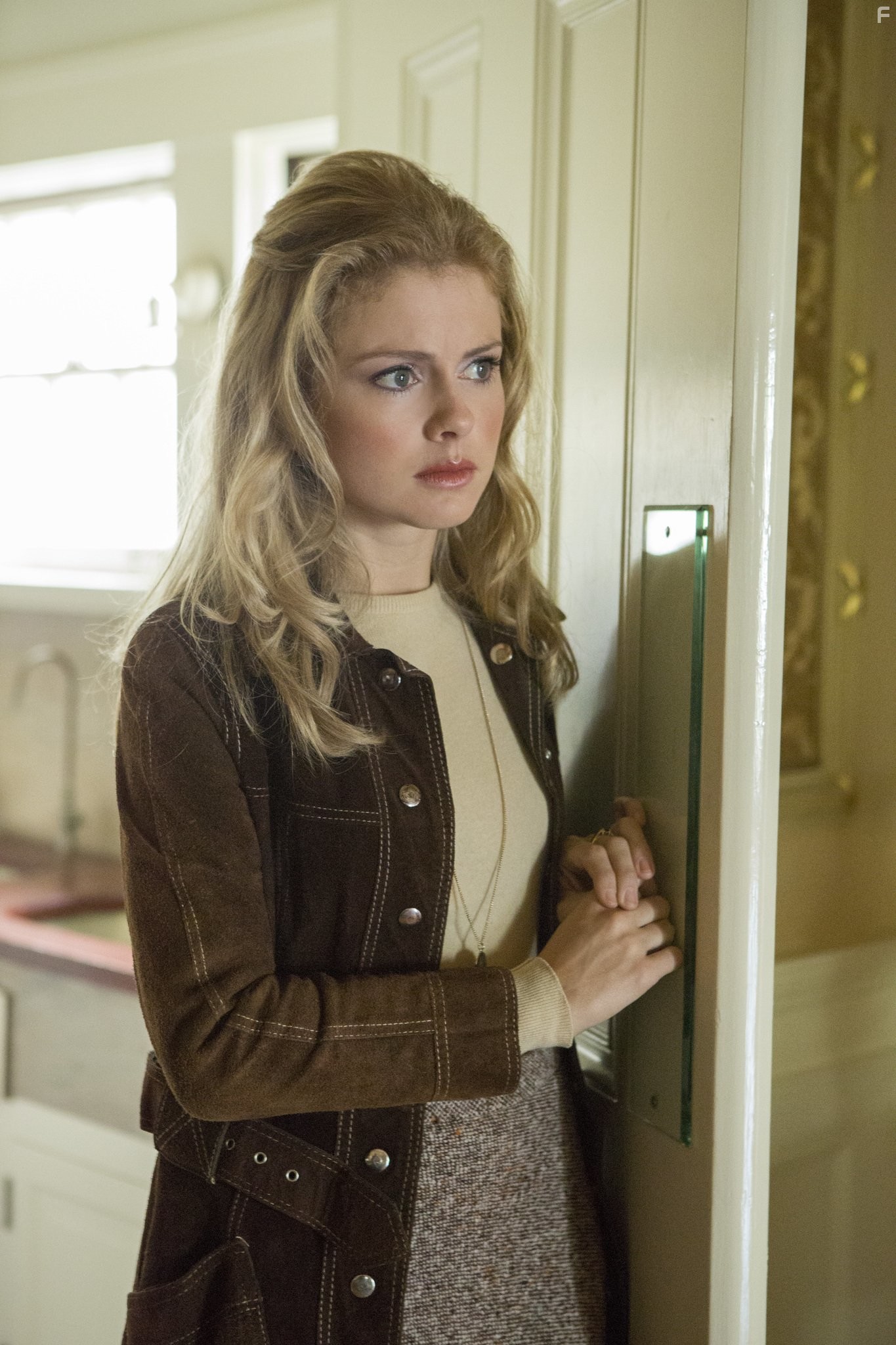 Rose McIver in Лепестки на ветру (2014)