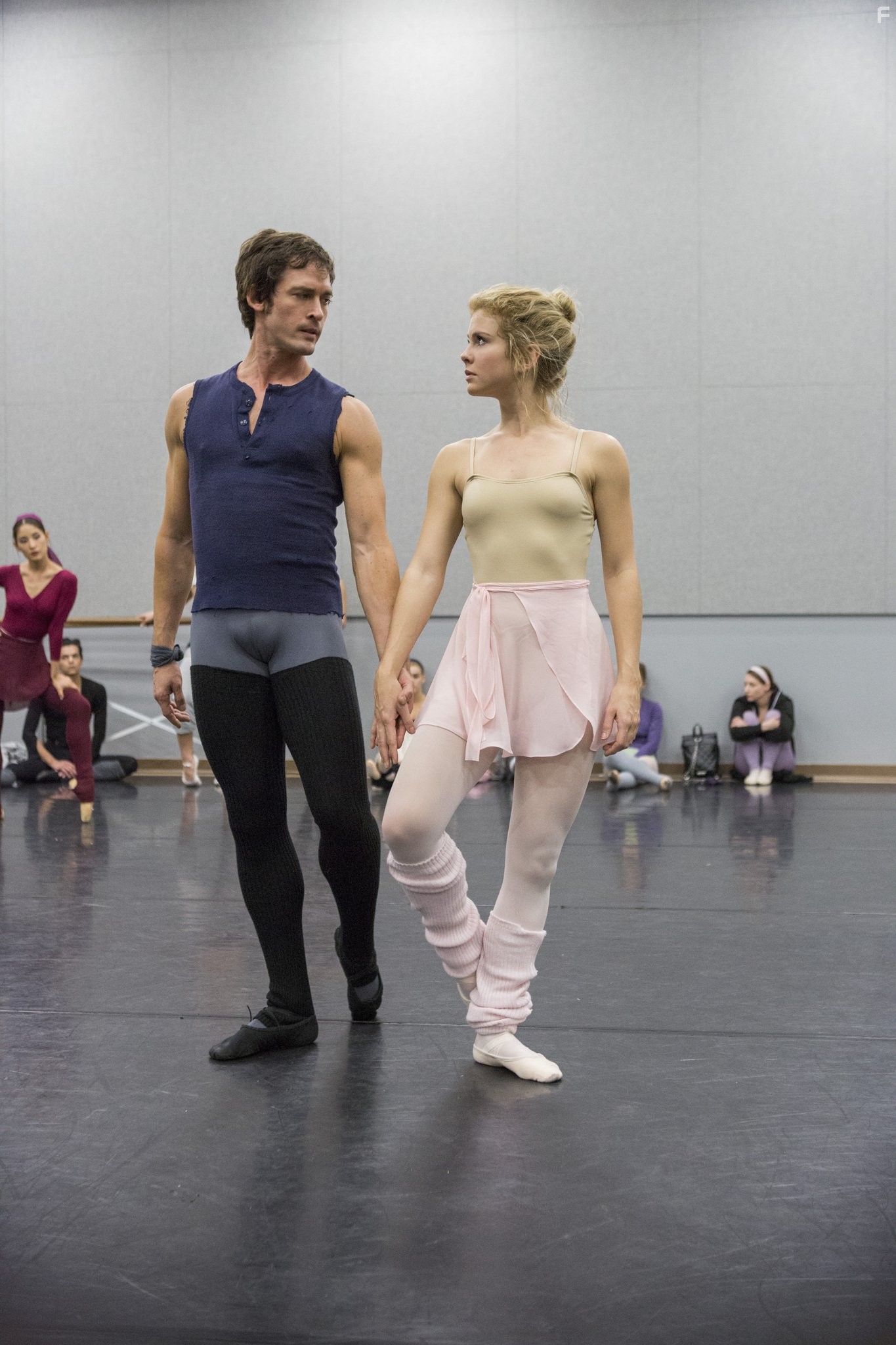 Rose McIver and Will Kemp in Лепестки на ветру (2014)