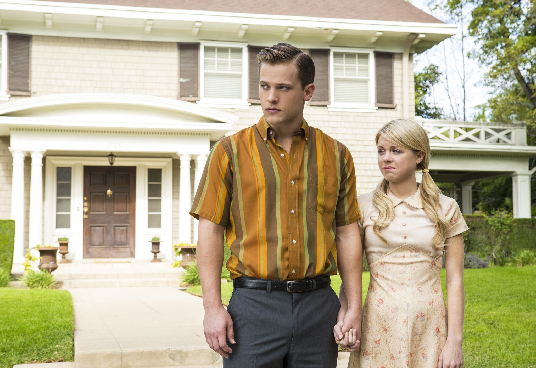 Wyatt Nash and Bailey De Young in Лепестки на ветру (2014)