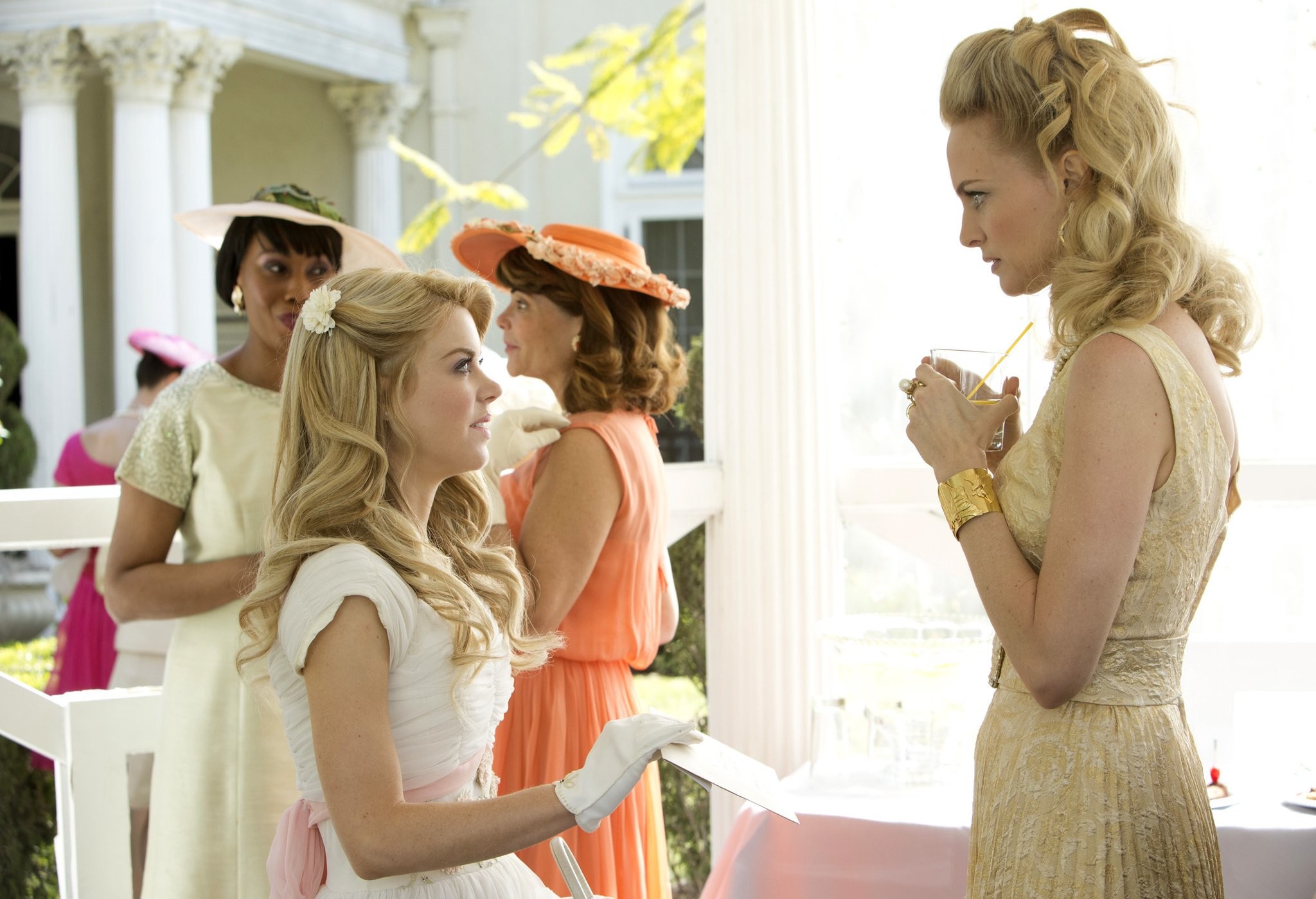 Heather Graham and Bailey De Young in Лепестки на ветру (2014)