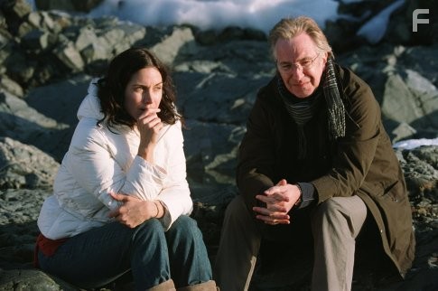 Alan Rickman and Carrie-Anne Moss in Снежный пирог (2006)