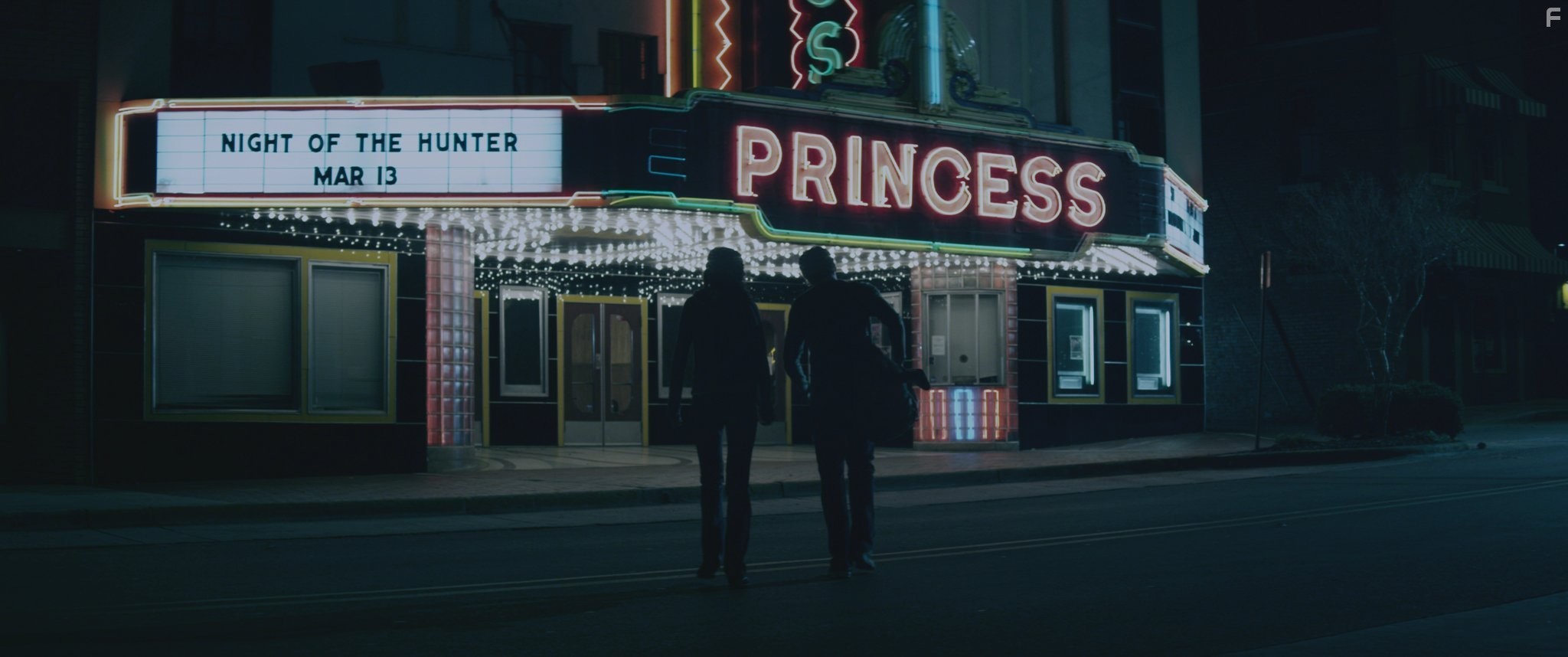 Steven Strait and Karolina Wydra in После (2012)