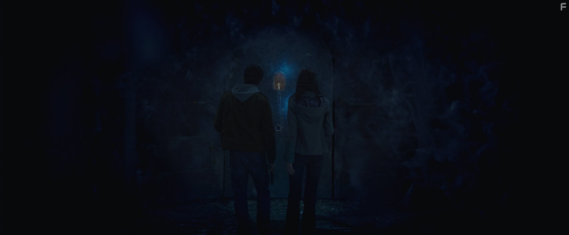 Steven Strait and Karolina Wydra in После (2012)