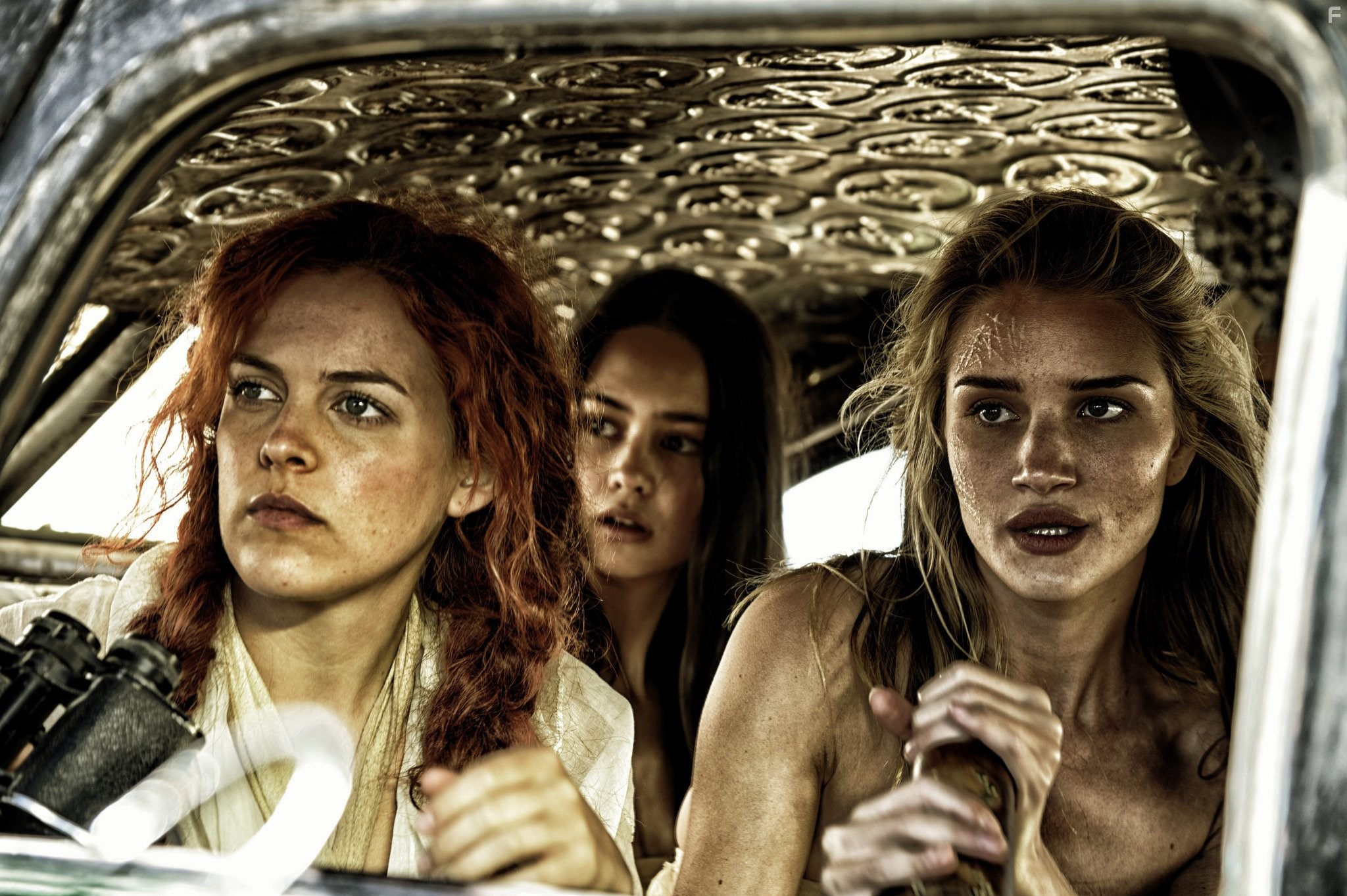 Riley Keough, Rosie Huntington-Whiteley, and Courtney Eaton in Безумный Макс: Дорога ярости (2015)