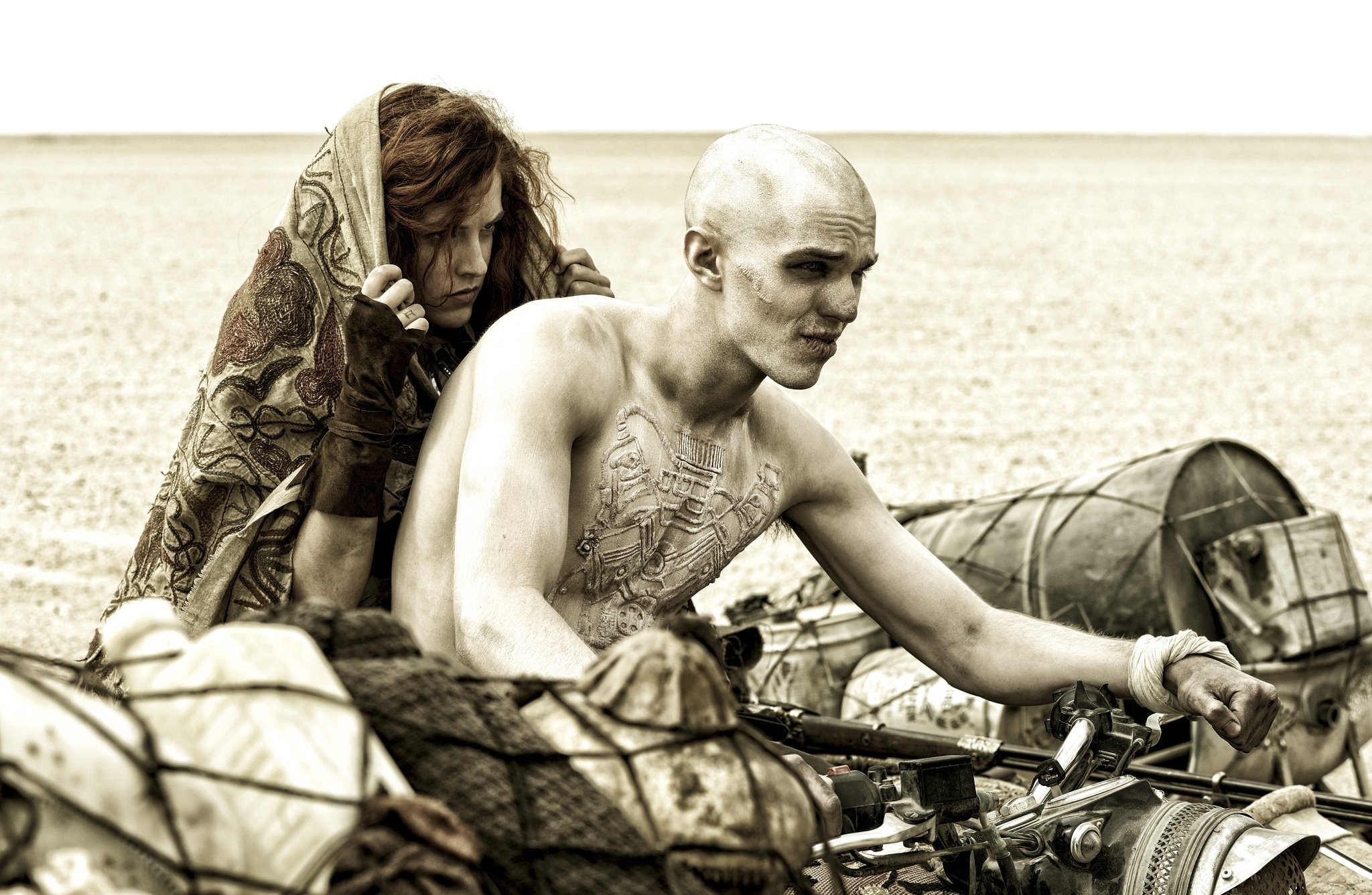 Nicholas Hoult and Riley Keough in Безумный Макс: Дорога ярости (2015)
