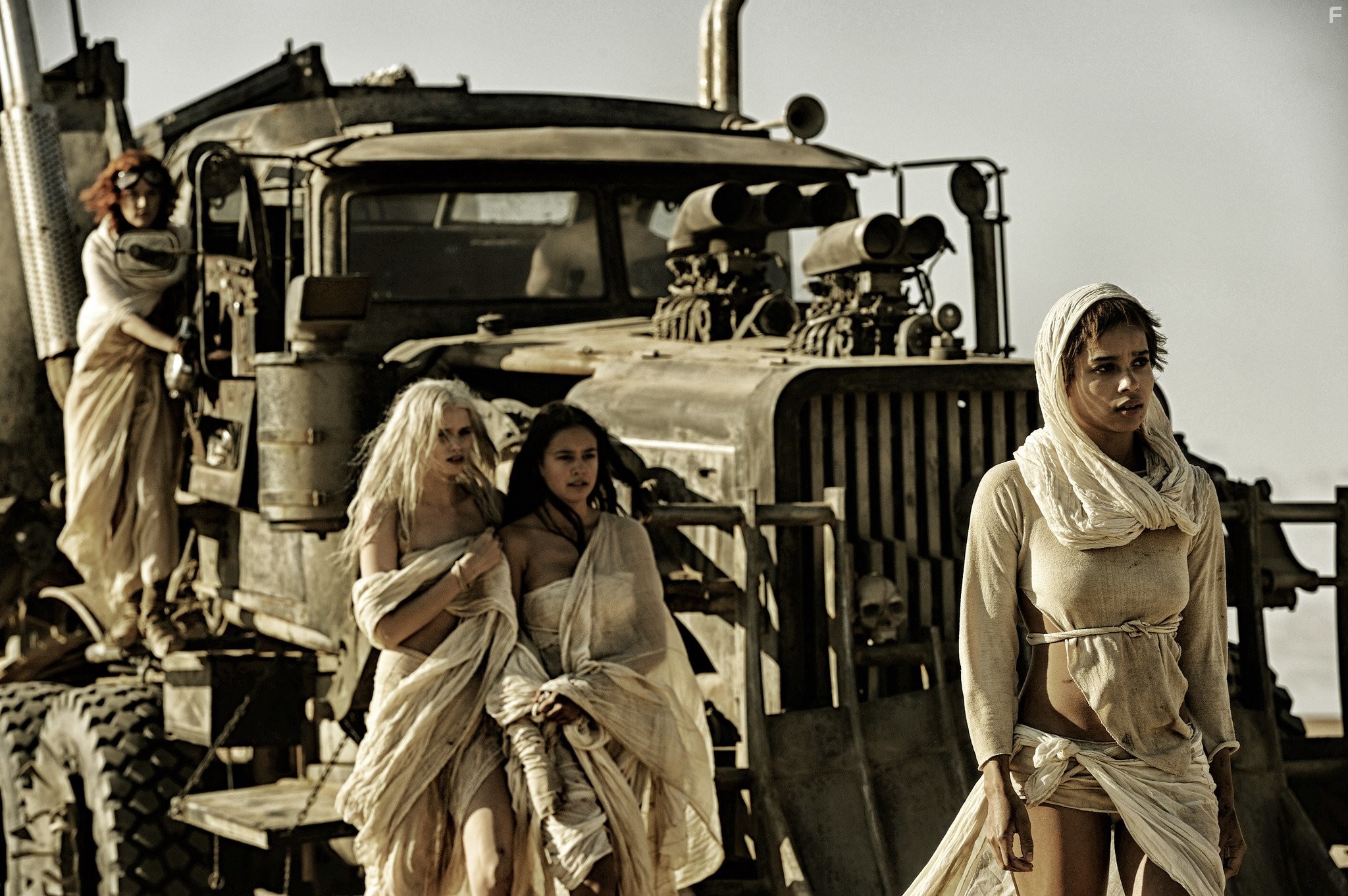Riley Keough, Zo? Kravitz, Abbey Lee, and Courtney Eaton in Безумный Макс: Дорога ярости (2015)