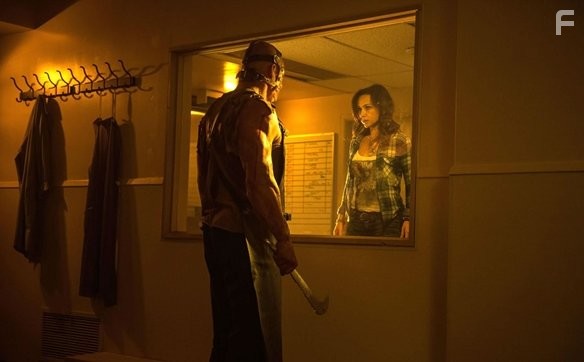 Danielle Harris and Glenn Jacobs in Не вижу зла 2 (2014)