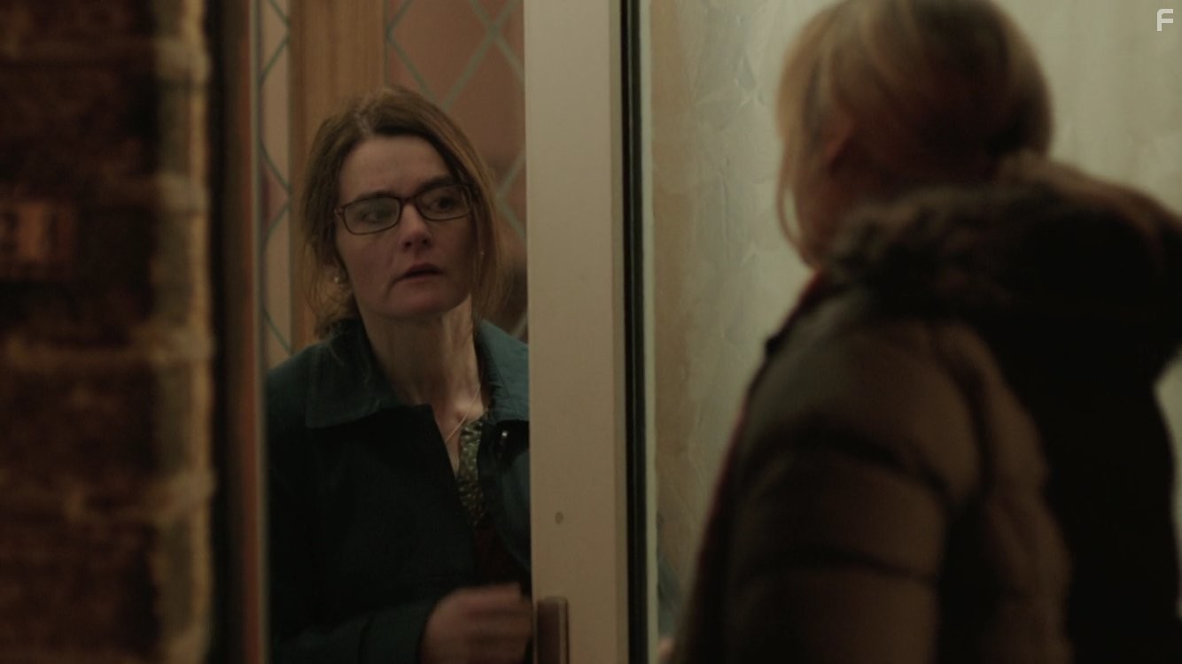 Shirley Henderson and Sarah Lancashire in Счастливая долина (2014)