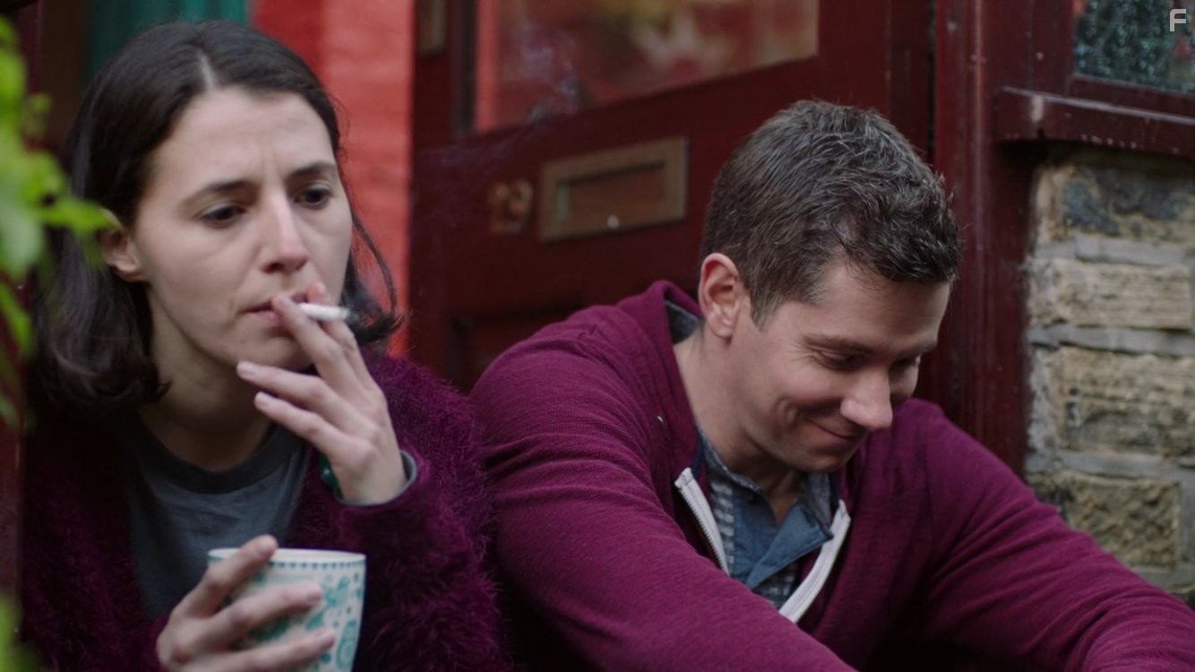 Karl Davies and Charlie Murphy in Счастливая долина (2014)