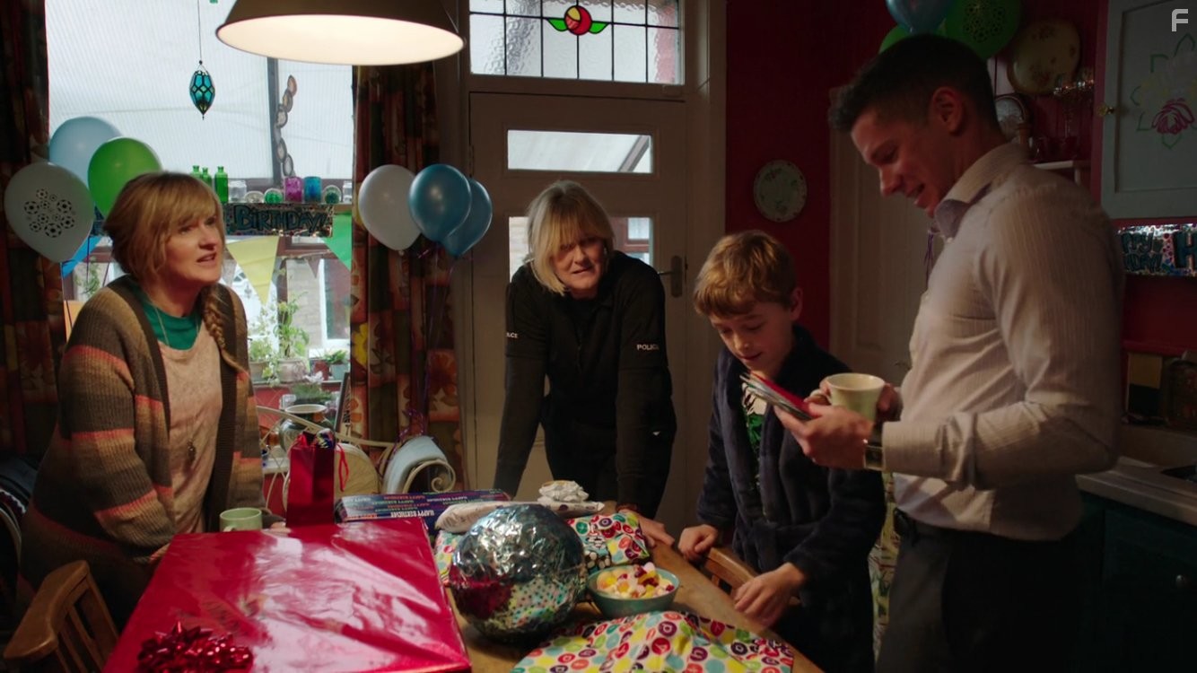 Karl Davies, Siobhan Finneran, Sarah Lancashire, and Rhys Connah in Счастливая долина (2014)