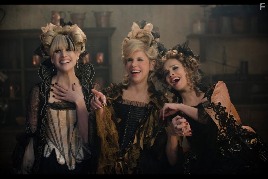 Christine Baranski, Tammy Blanchard, and Lucy Punch in Чем Дальше в лес (2014)