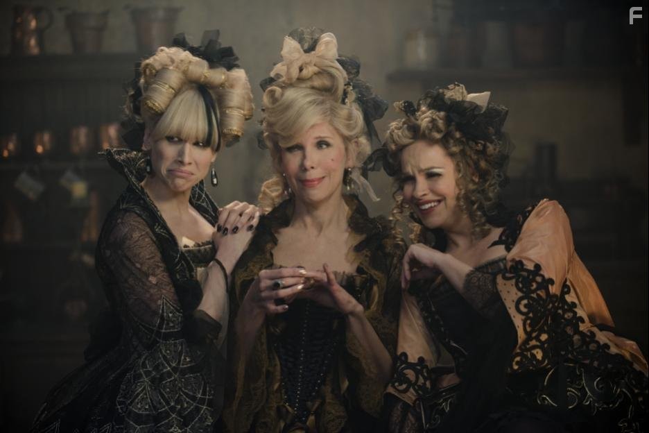 Christine Baranski, Tammy Blanchard, and Lucy Punch in Чем Дальше в лес (2014)