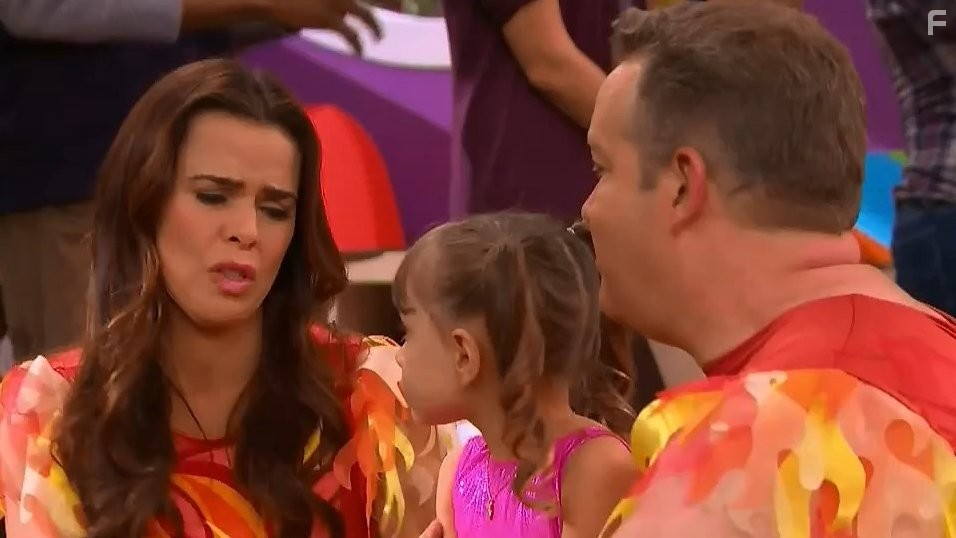 Rosa Blasi, Chris Tallman, and Maya Le Clark in Грозная семейка (2013)