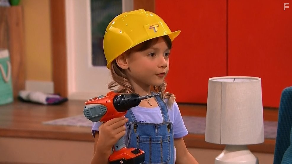 Maya Le Clark in Грозная семейка (2013)