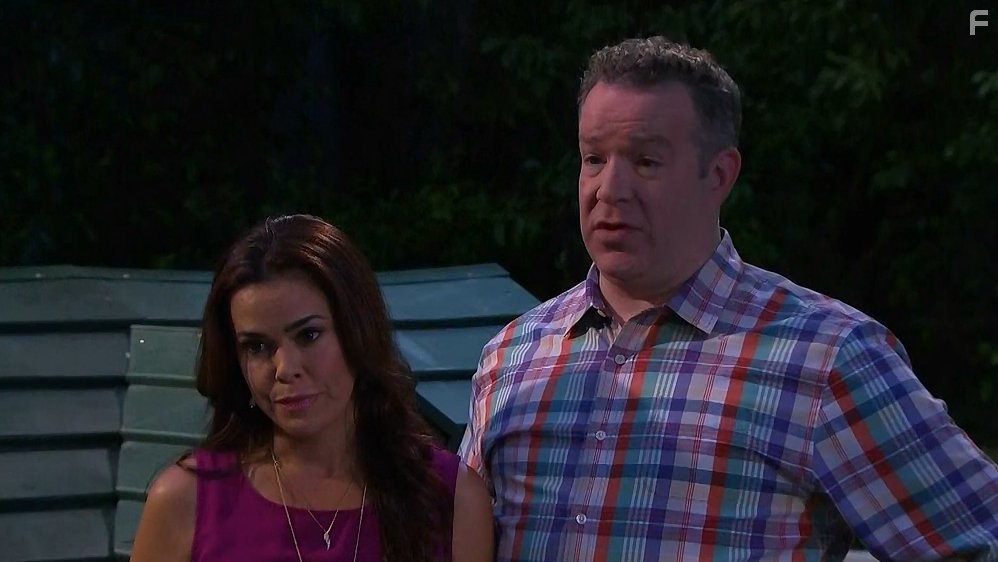 Rosa Blasi and Chris Tallman in Грозная семейка (2013)