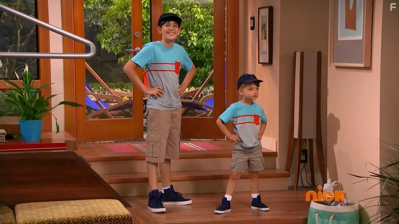 Diego Velazquez and Maya Le Clark in Грозная семейка (2013)