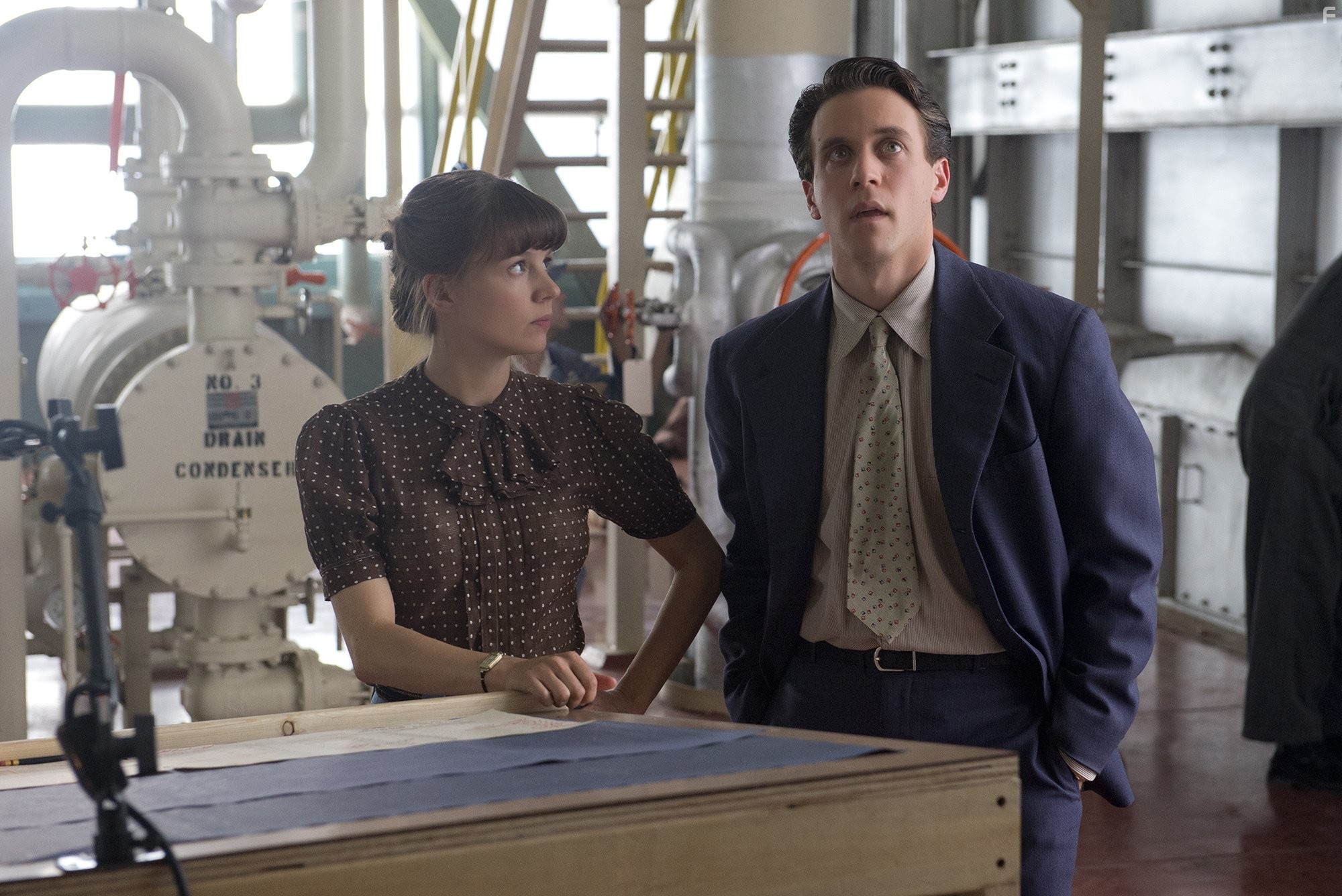 Katja Herbers and Ashley Zukerman in Манхэттен (2014)