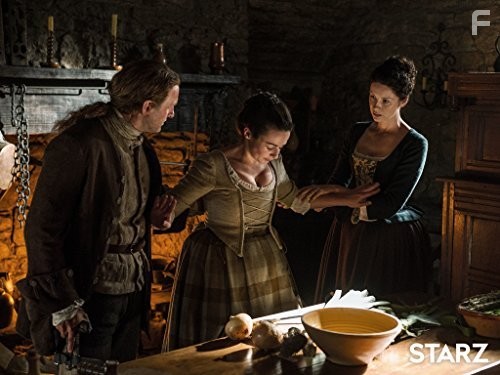 Laura Donnelly, Steven Cree, and Caitriona Balfe in Чужестранка (2014)