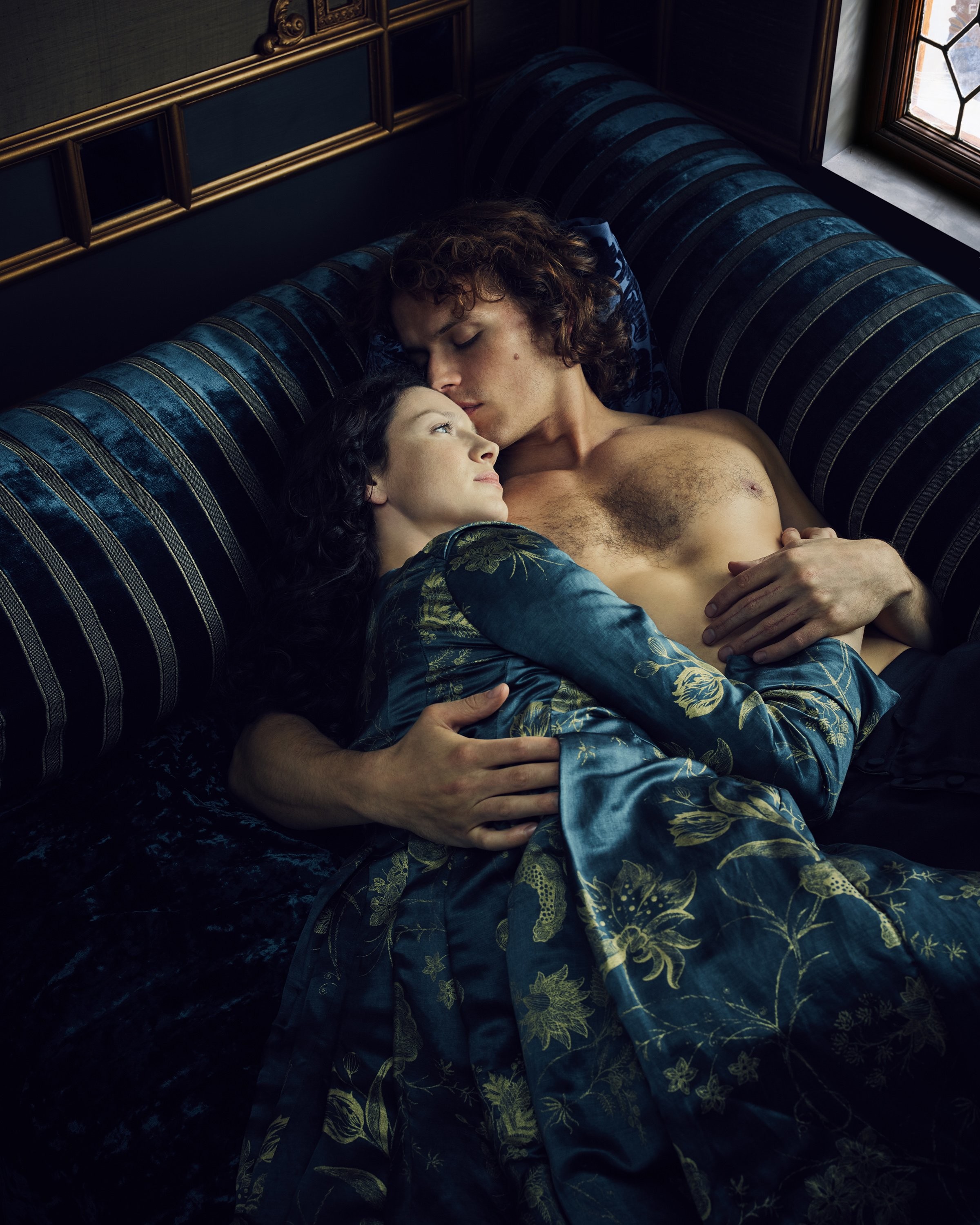 Sam Heughan and Caitriona Balfe in Чужестранка (2014)