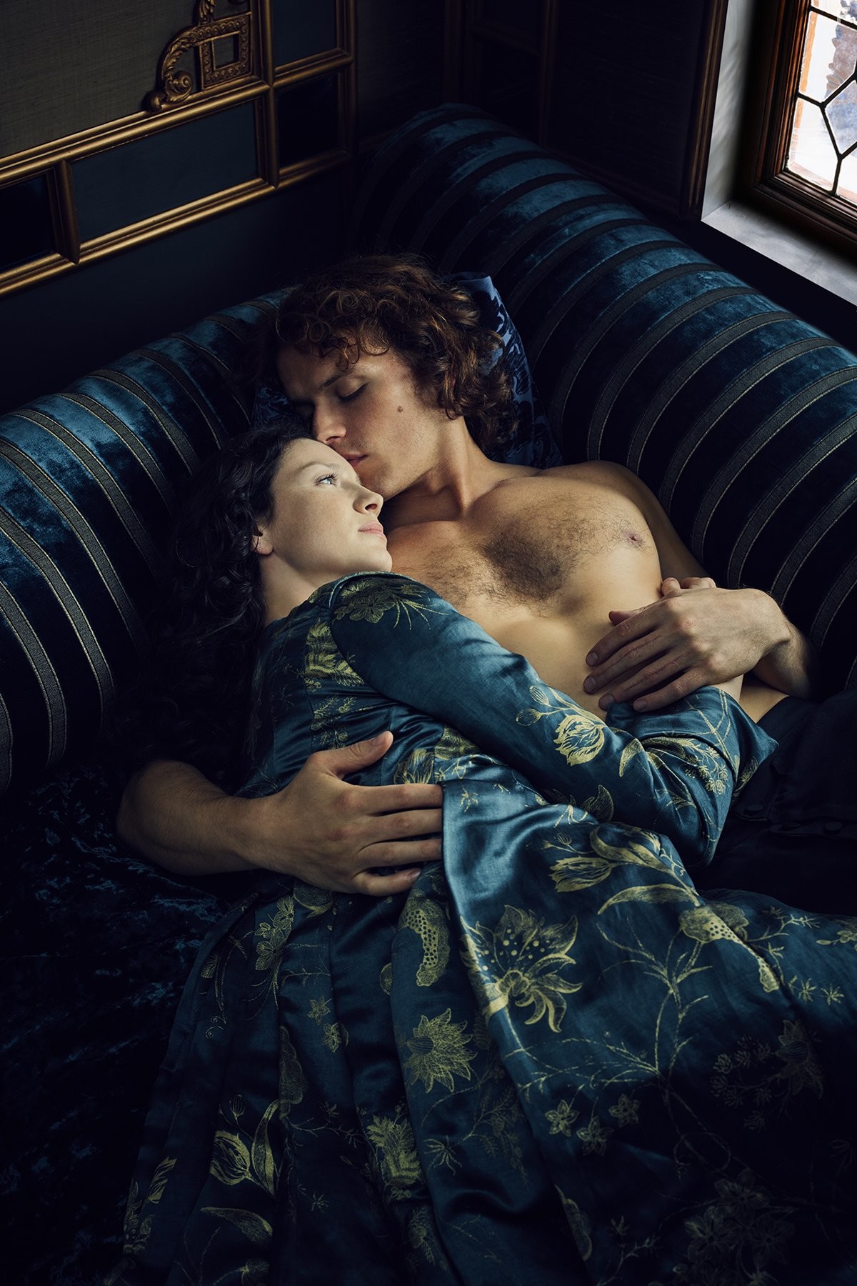 Sam Heughan and Caitriona Balfe in Чужестранка (2014)