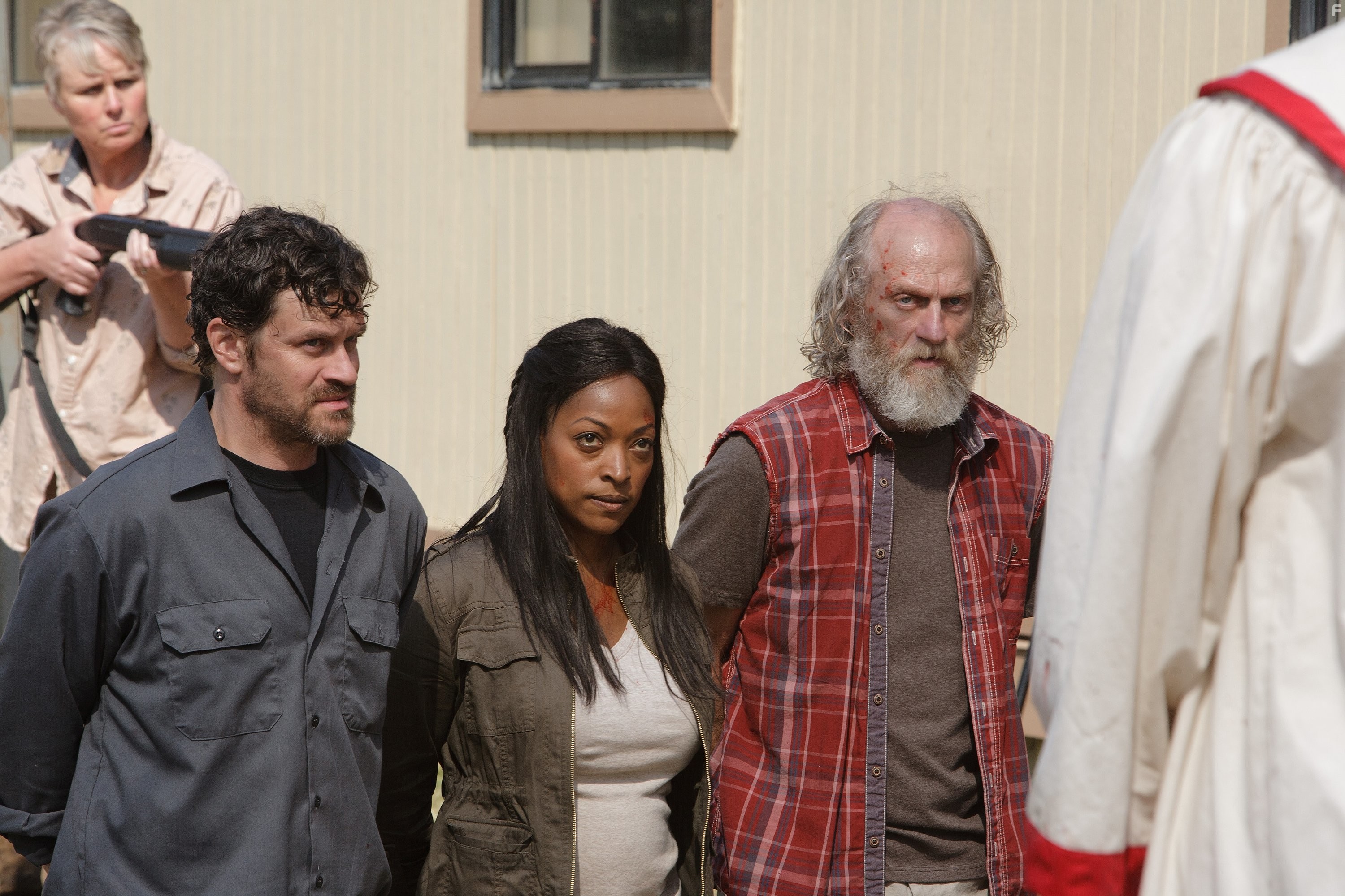 Tom Everett Scott, Kellita Smith, and Russell Hodgkinson in Нация Z (2014)