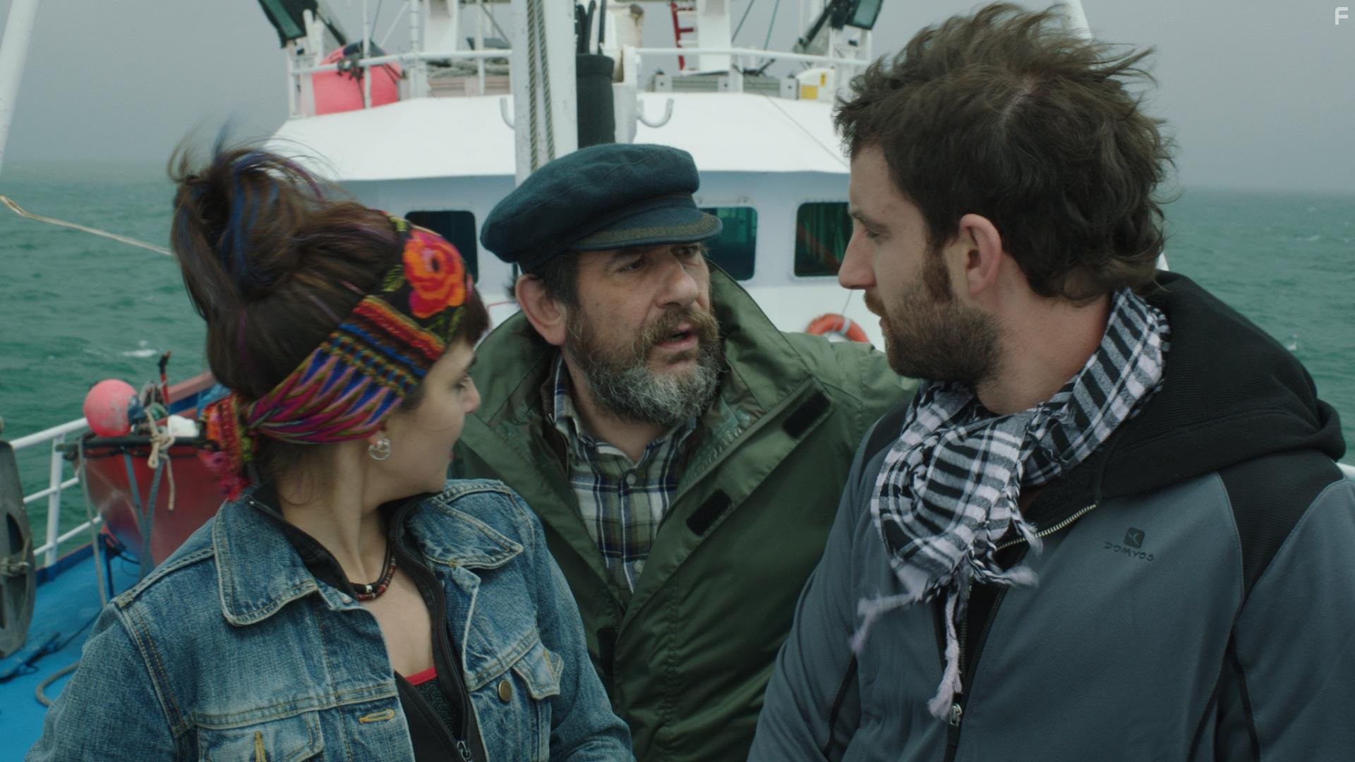 Karra Elejalde, Clara Lago, and Dani Rovira in Boсемь баскских фамилий (2014)