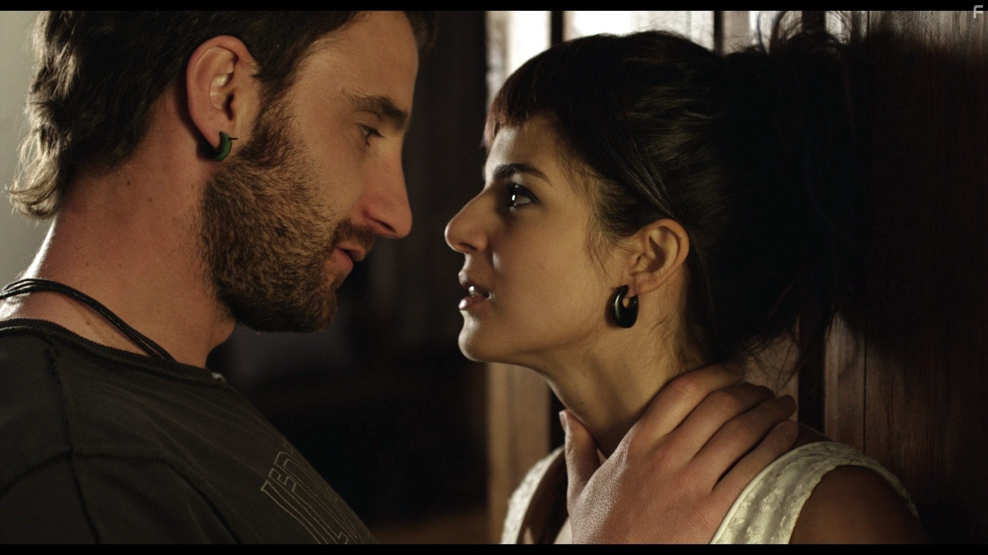 Clara Lago and Dani Rovira in Boсемь баскских фамилий (2014)