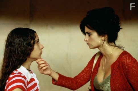 Pen?lope Cruz and Yohana Cobo in Возвращение (2006)