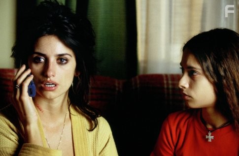 Pen?lope Cruz and Yohana Cobo in Возвращение (2006)
