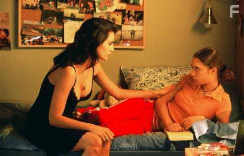 Pen?lope Cruz and Yohana Cobo in Возвращение (2006)