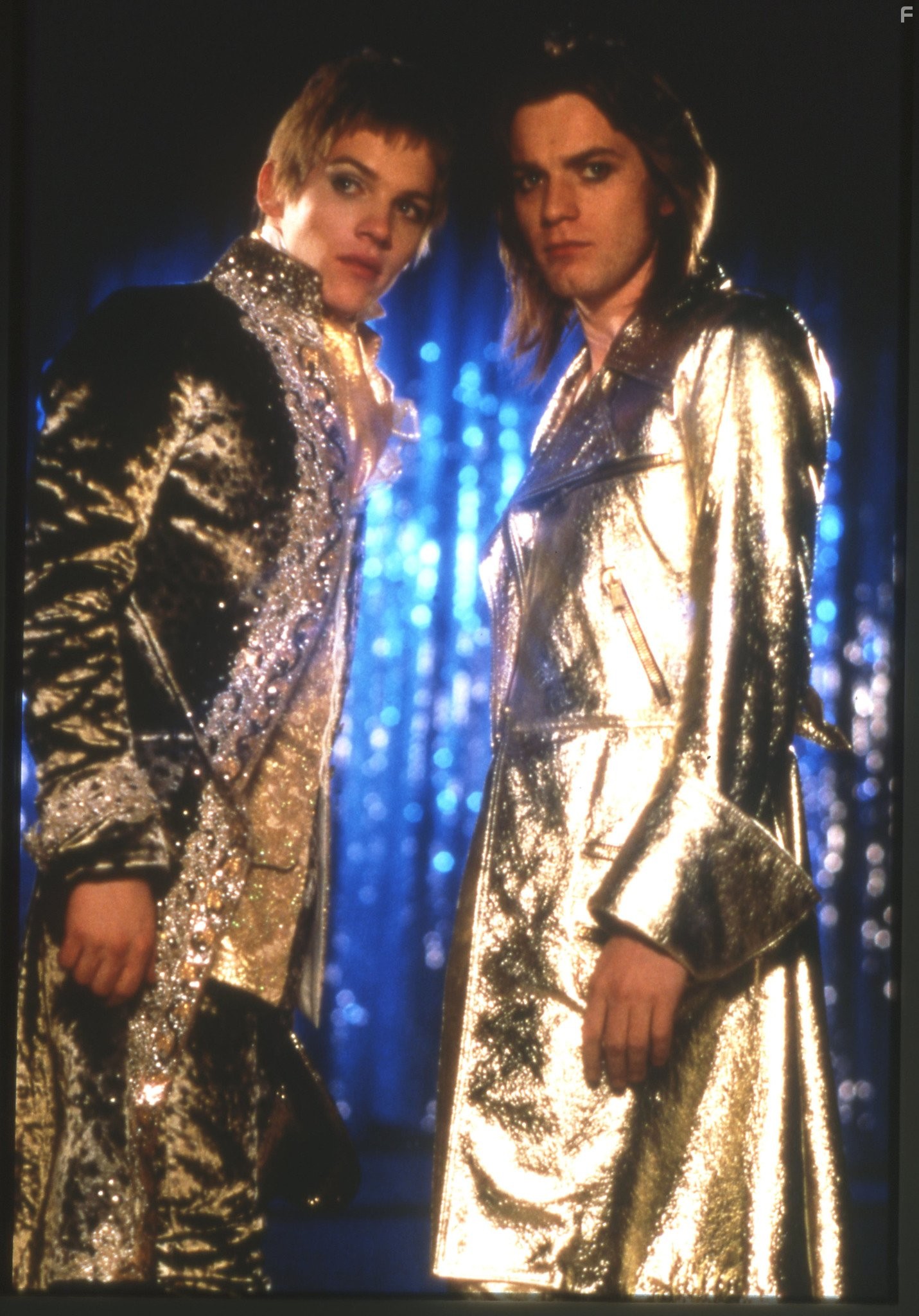 Ewan McGregor and Jonathan Rhys Meyers in Бархатная золотая жила (1998)