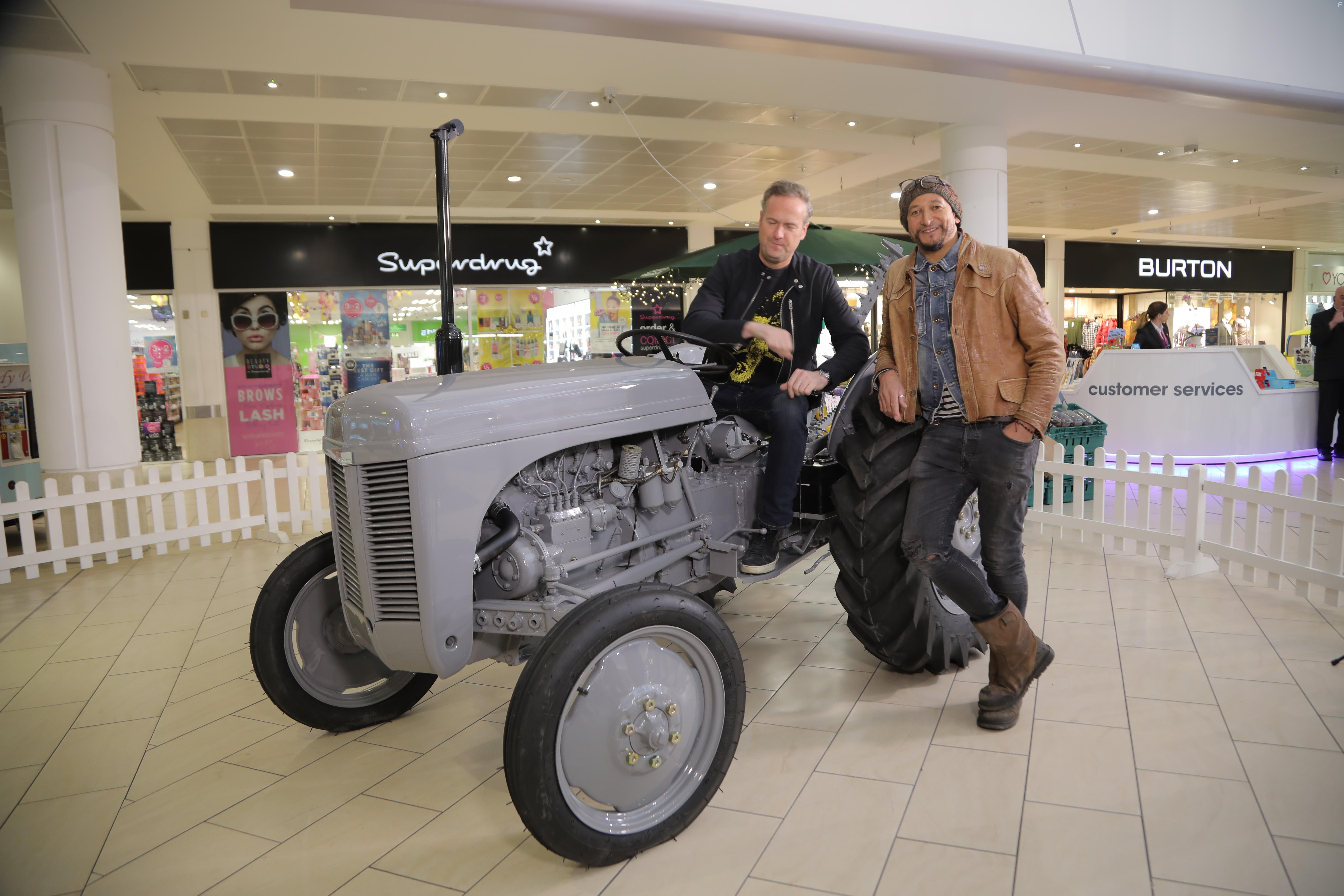 Tim Shaw and Fuzz Townshend in Car S.O.S.: Ferguson Te20 Tractor (2020)