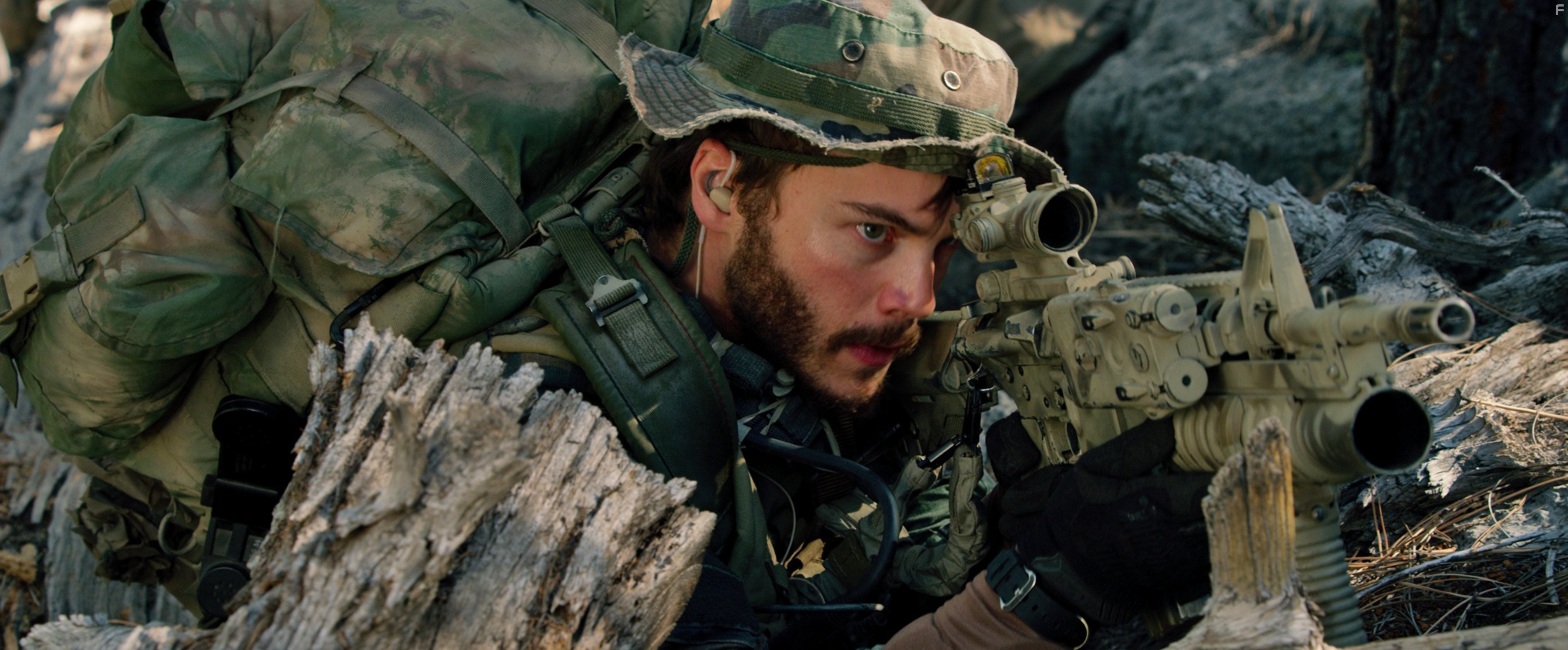 Emile Hirsch in Уцелевший (2013)