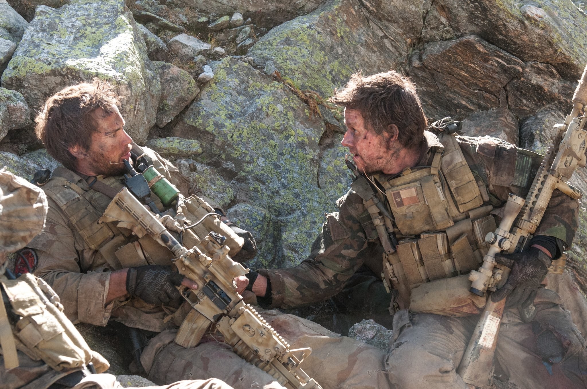 Mark Wahlberg and Taylor Kitsch in Уцелевший (2013)