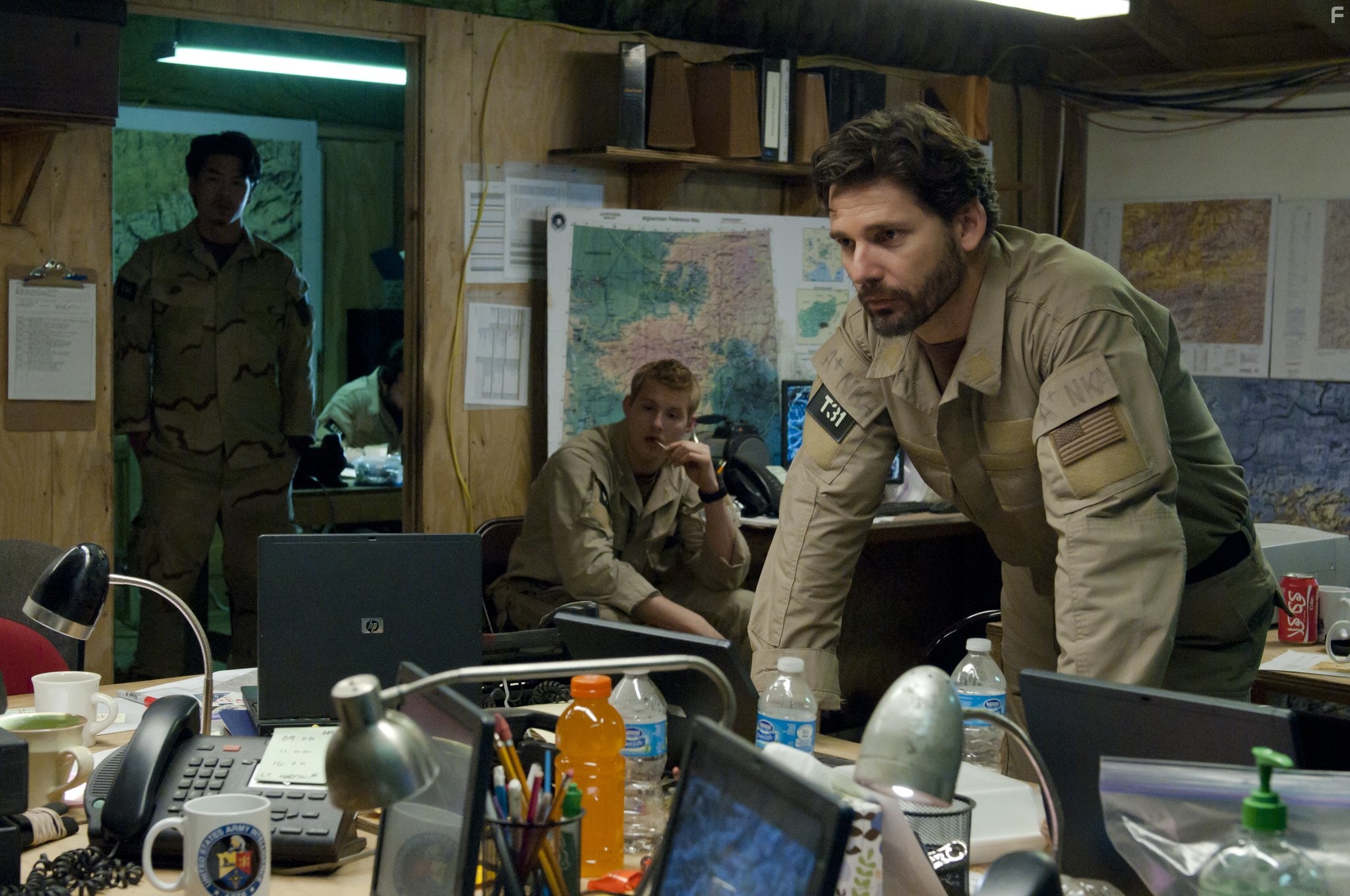 Eric Bana and Alexander Ludwig in Уцелевший (2013)