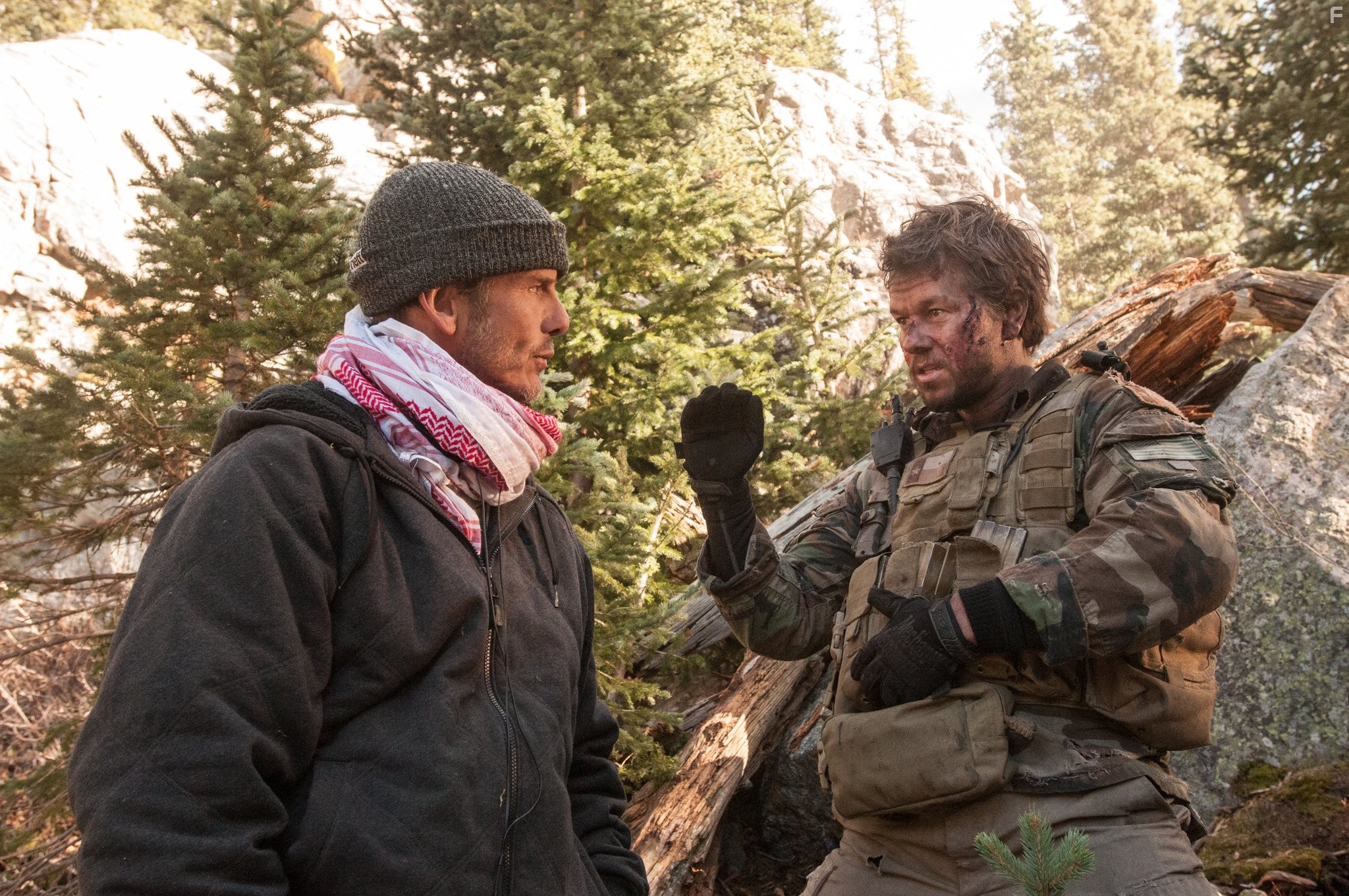 Mark Wahlberg and Peter Berg in Уцелевший (2013)