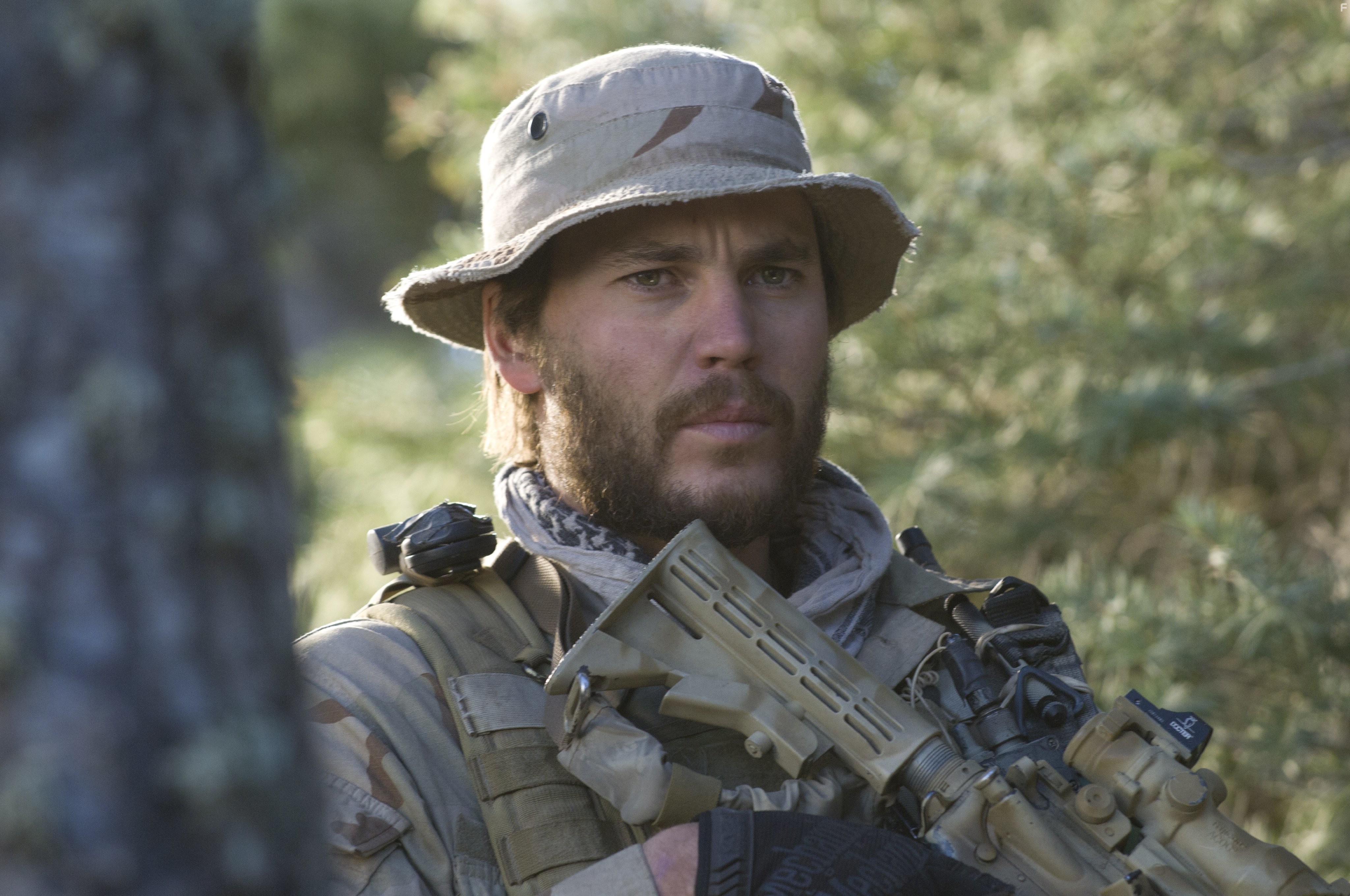 Taylor Kitsch in Уцелевший (2013)