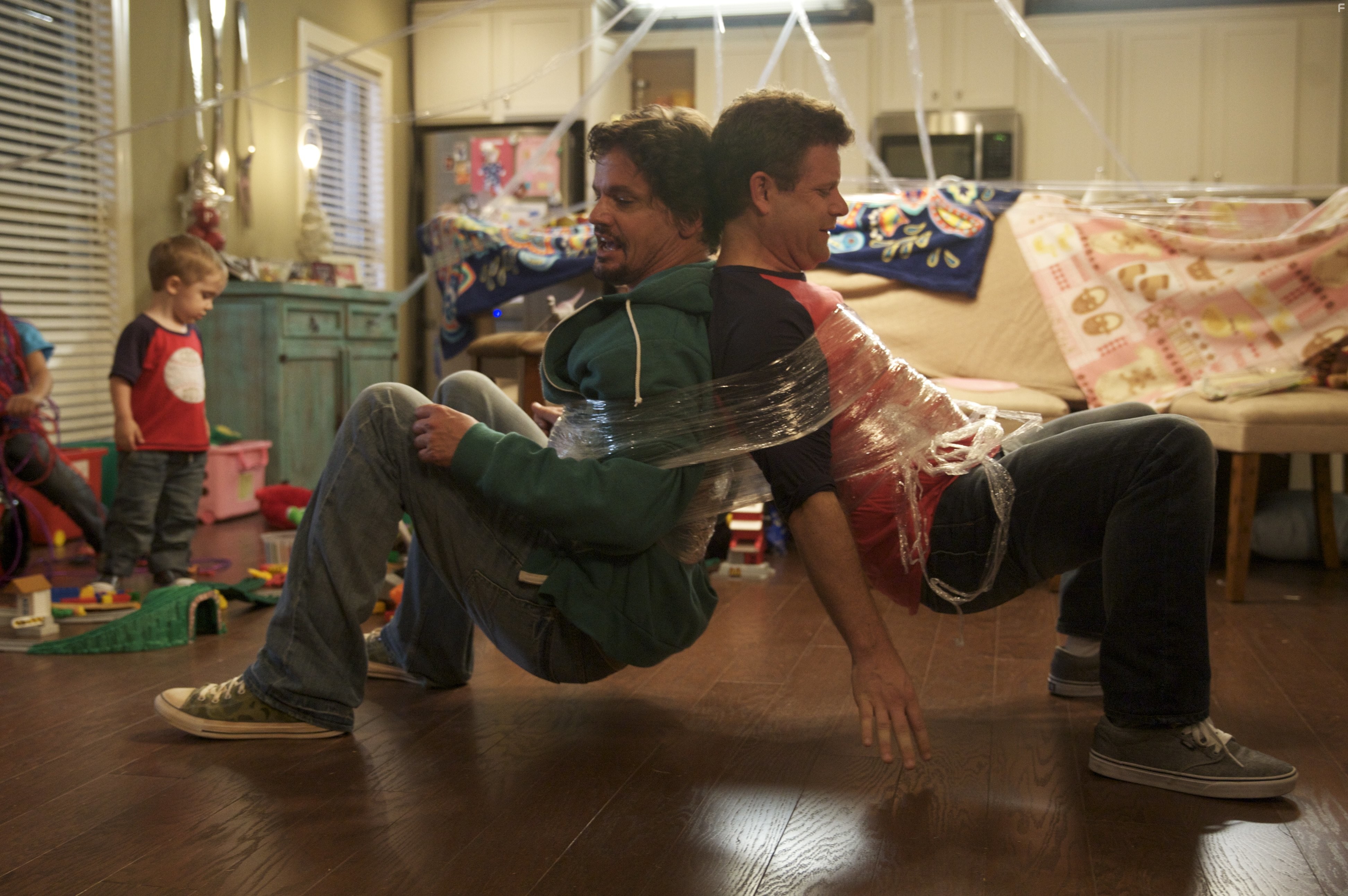 Sean Astin and Kevin Downes in Ночь отдыха для мам (2014)