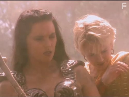 Lucy Lawless and Ren?e O'Connor in Зена - королева воинов (1995)