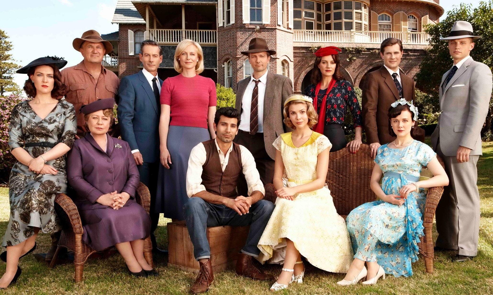 Marta Dusseldorp and Matt Levett in Место, что домом зовётся (2013)