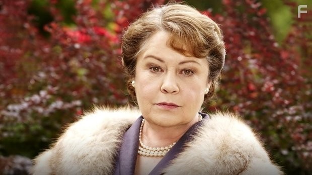 Noni Hazlehurst in Место, что домом зовётся (2013)