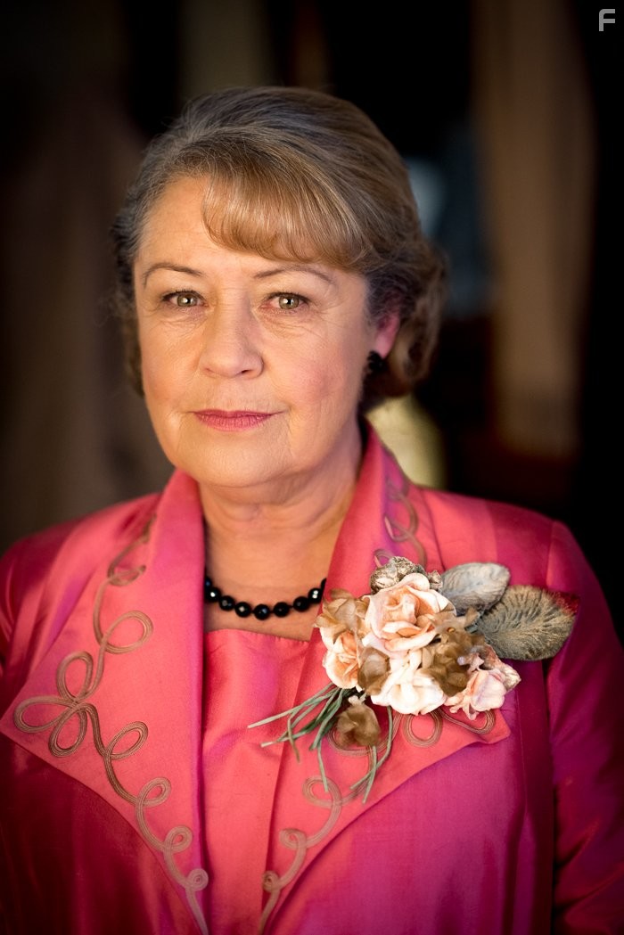 Noni Hazlehurst in Место, что домом зовётся (2013)
