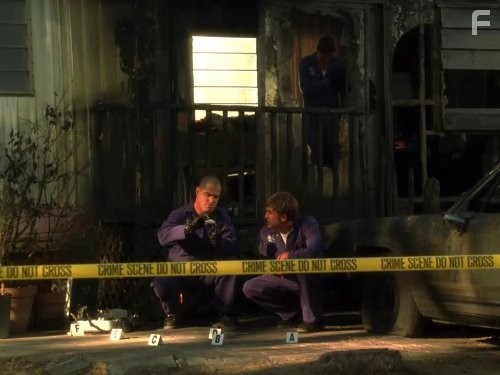 George Eads and Eric Szmanda in C.S.I. Место преступления (2000)