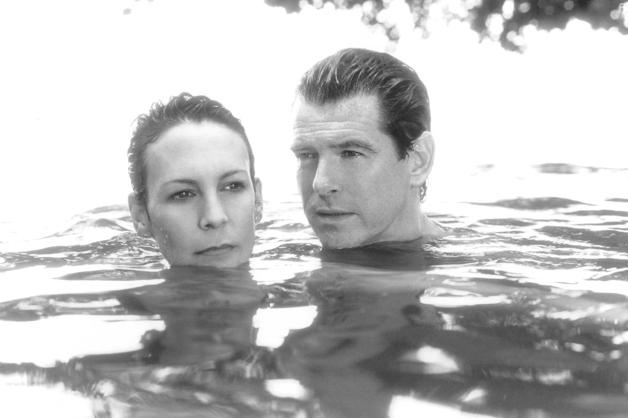 Pierce Brosnan and Jamie Lee Curtis in Портной из Панамы (2001)