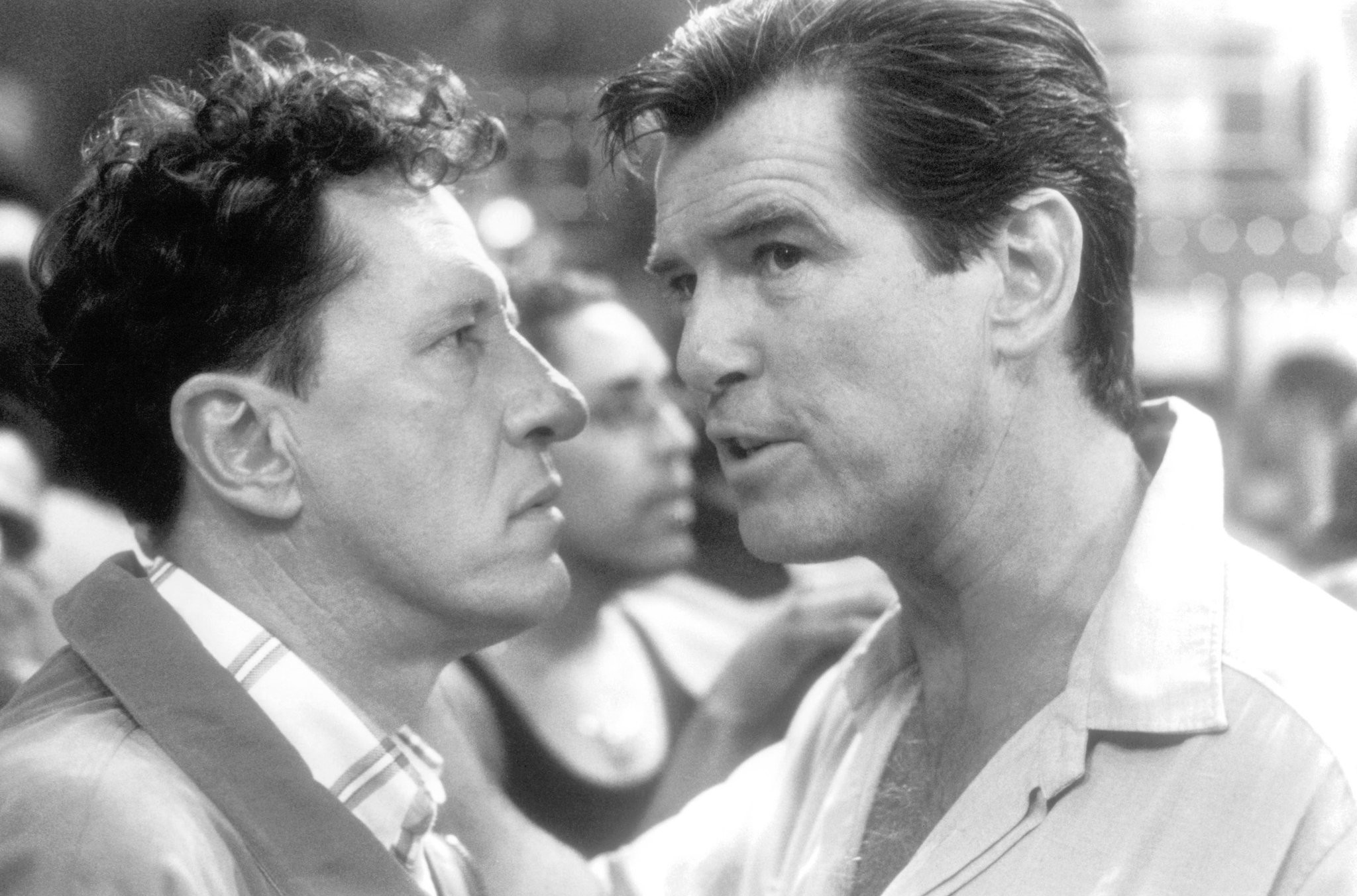 Pierce Brosnan and Geoffrey Rush in Портной из Панамы (2001)