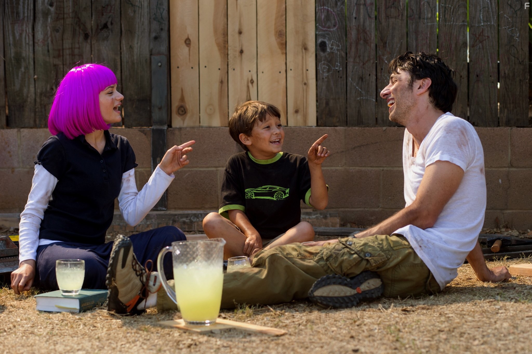 Zach Braff, Joey King, and Pierce Gagnon in Хотел бы я быть здесь (2014)