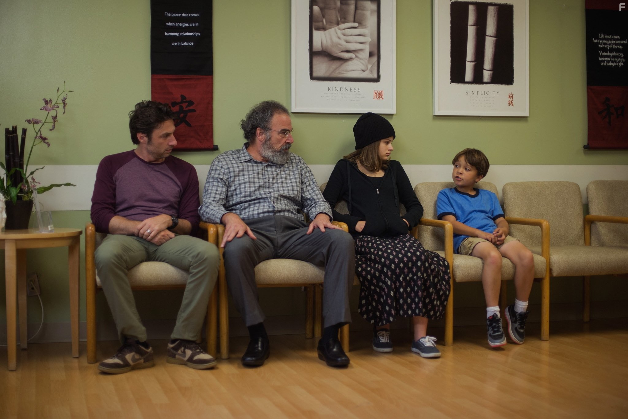 Mandy Patinkin, Zach Braff, Joey King, and Pierce Gagnon in Хотел бы я быть здесь (2014)